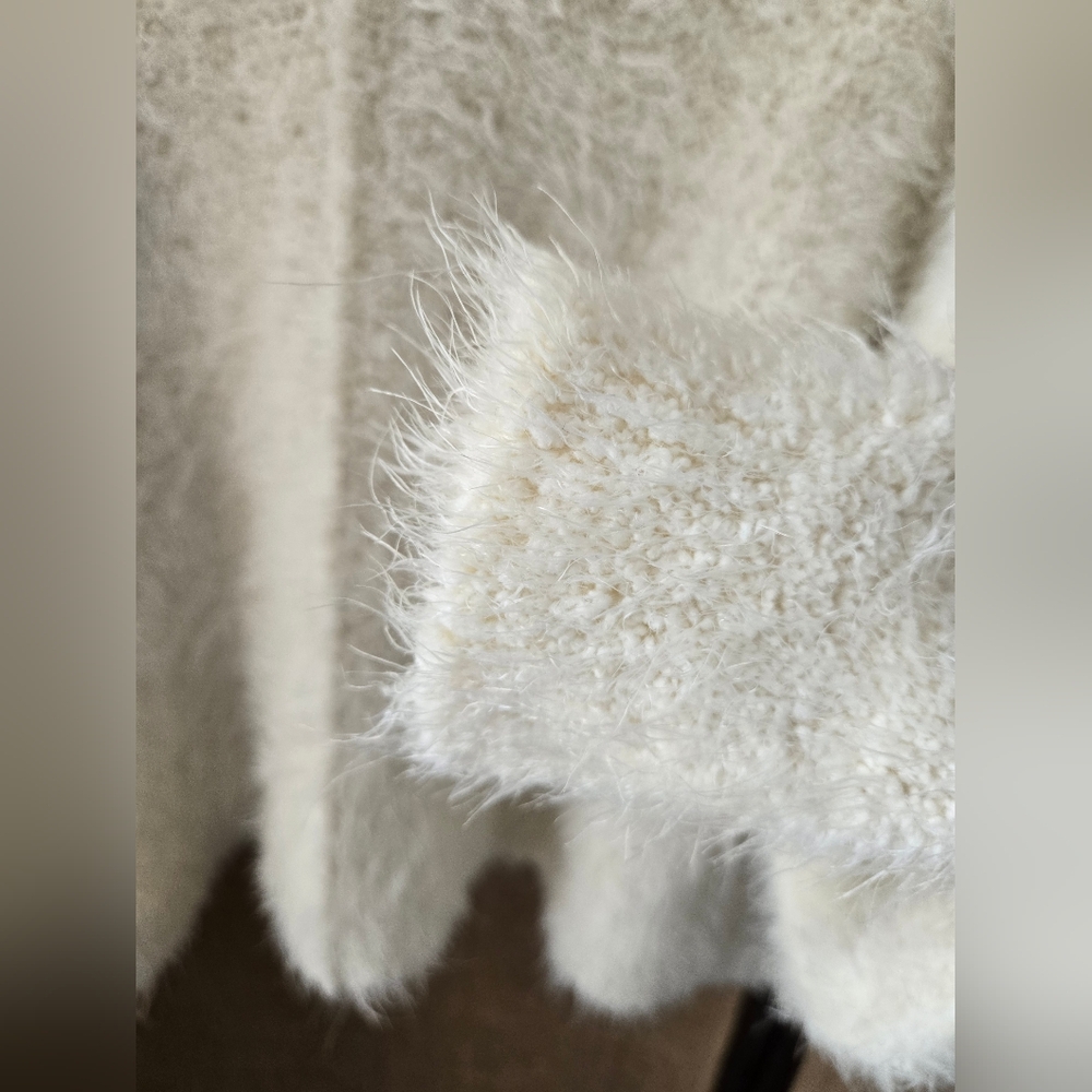 Free People Women's Cozy White Fuzzy Soft V-Neck Sweater NWOT Medium - Picture 2 of 10